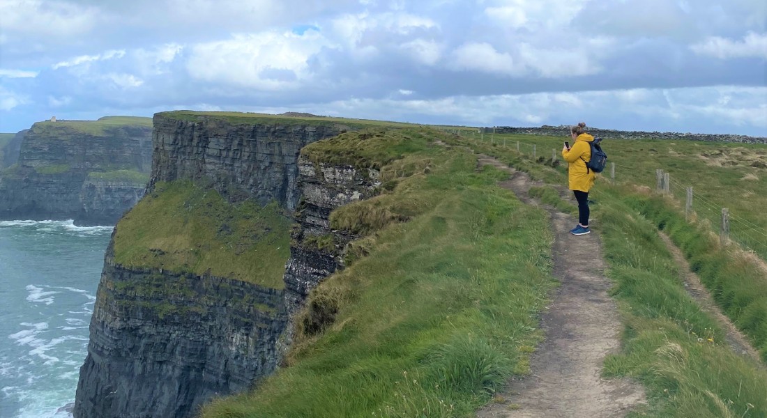 Ida vandrer på Cliffs of Moher i Irland