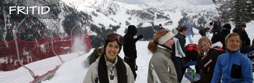 På billedet ses studerende på skitur.