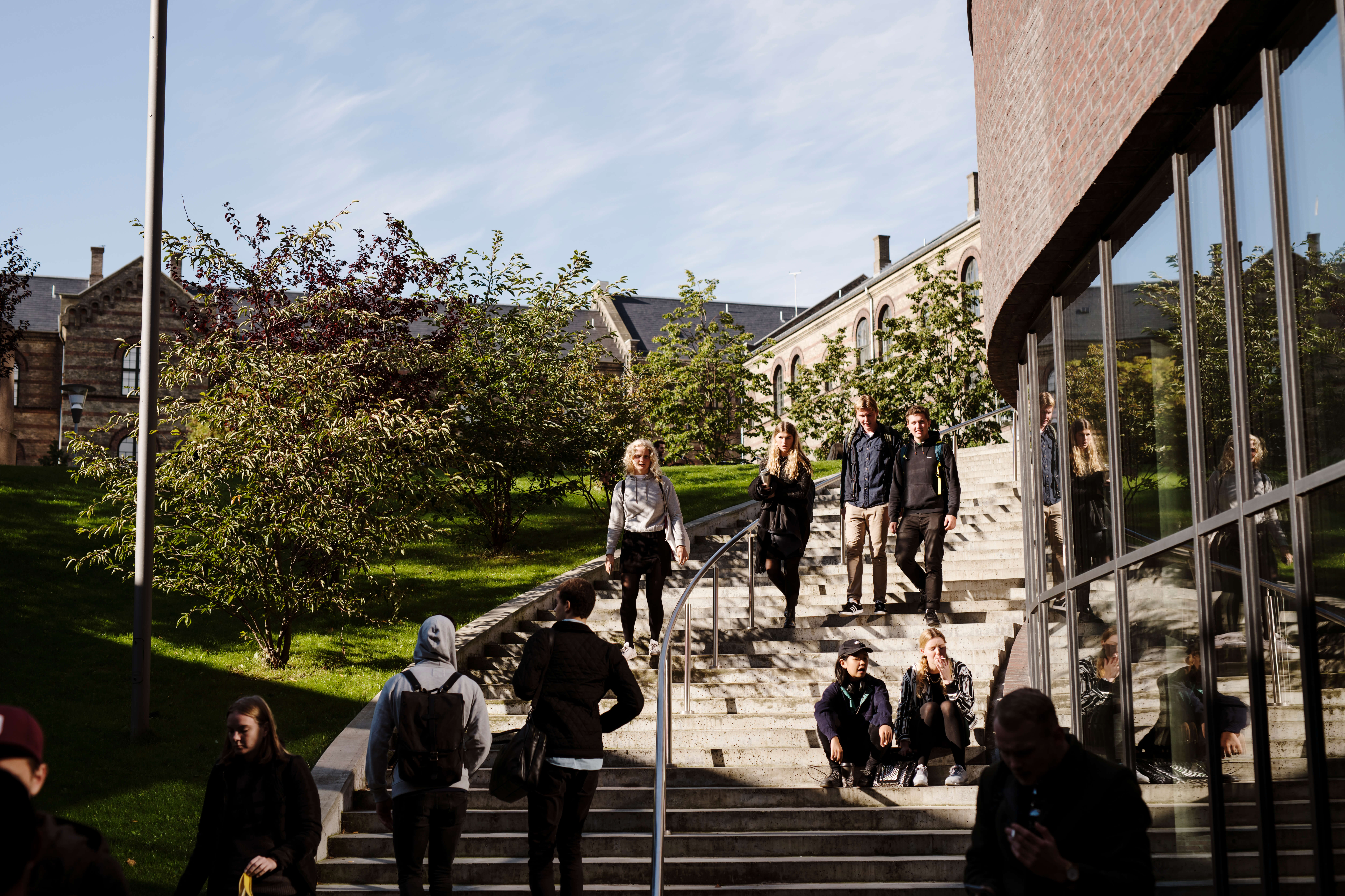 Studerende på trappen foran CSS © Jakob Dall