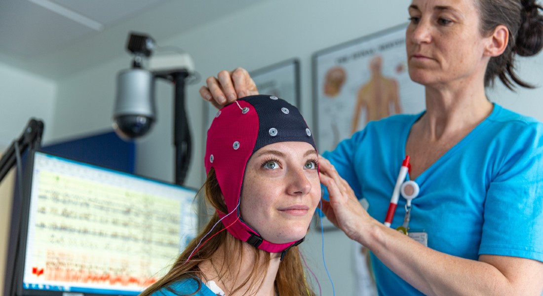 Digitale sundhedsløsninger. Kvinde med elektroder på hovedet.